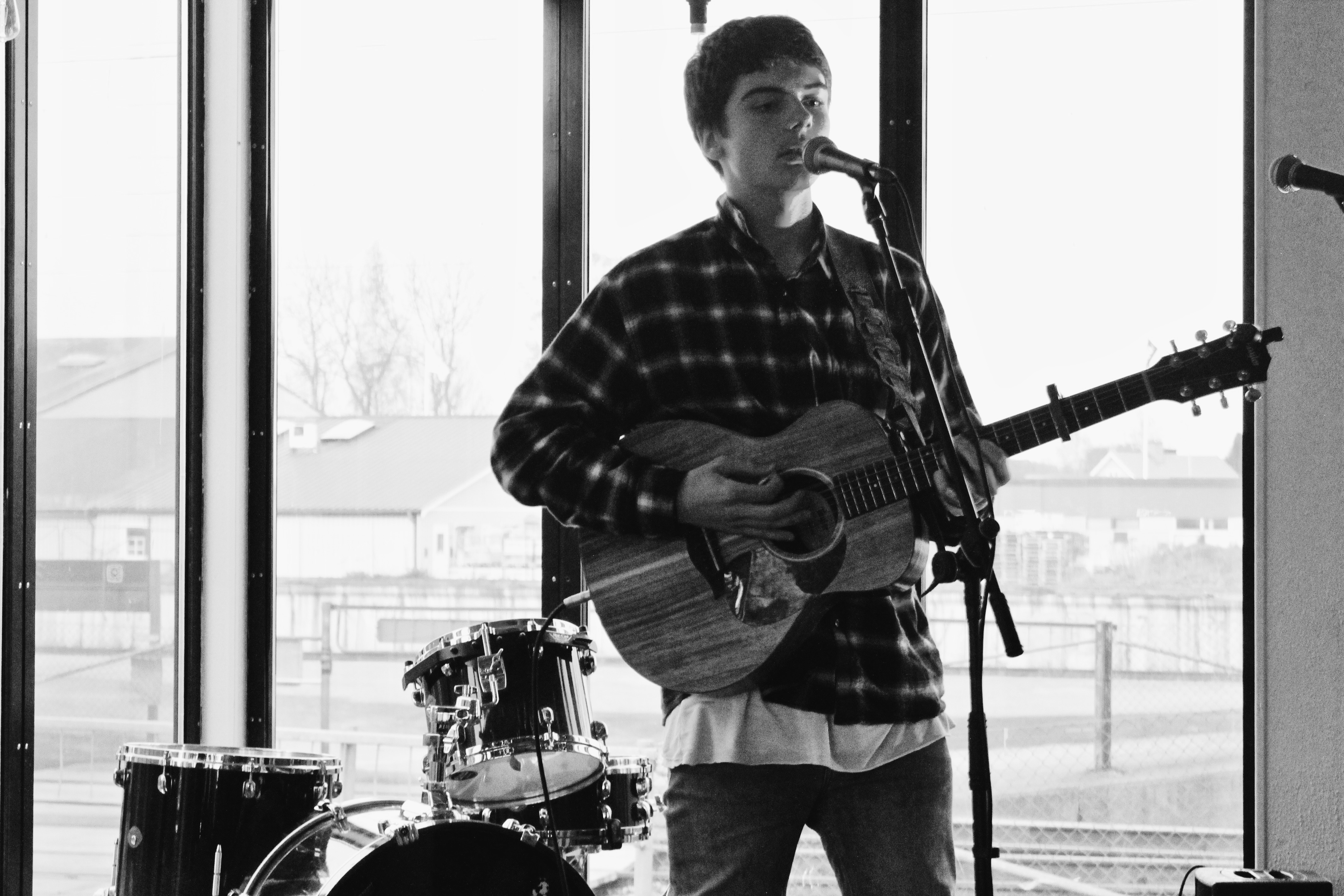 Pojke spelar gitarr och sjunger